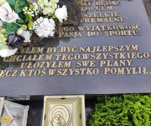 Tragiczna śmierć 18-letniego  żużlowca wstrząsnęła całą Polską. Tak wygląda teraz grób Krystiana Rempały