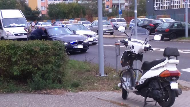 Toruń: Kierowca skutera spowodował KOLIZJĘ. Trafił do szpitala i zarobił mandat