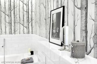 Biało-czarna łazienka z tapetą w brzozy