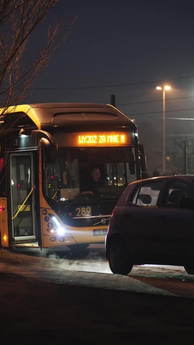 Piękne oświadczyny kierowcy PKM Gliwice. Wstrzymał ruch, poruszył serce ukochanej