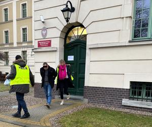 Rabuś z Ostródy napadł na stację. Zamiast wielkiej fortuny, zabrał białego misia