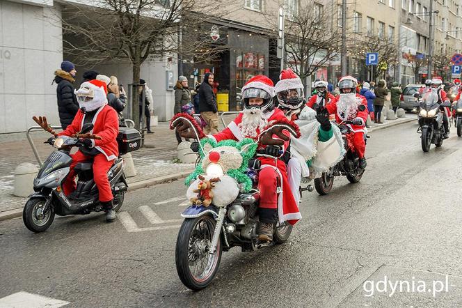 Mikołajkowa parada przejechała ulicami Trójmiasta! Nie zabrakło elfów i śnieżynek 