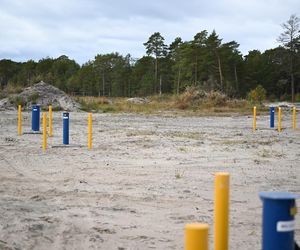 iebrowo, 15.10.2025. Premier RP Donald Tusk podczas wizyty na miejscu planowanej budowy pierwszej polskiej elektrowni jądrowej Lubiatowo – Kopalino w Biebrowie (woj. pomorskie)