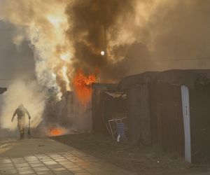 Pożar bazaru Różyckiego. Kłęby dymu nad historycznym targowiskiem