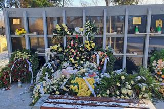 Tak wygląda grób małej Helenki, bratanicy Tomasza Karolaka. Pluszowe misie obok wieńców