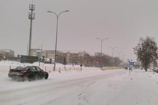 Zima wróciła do Białegostoku. Od rana pada śnieg. Miasto nie planuje wprowadzenia zakazu wjazdu ciężarówek