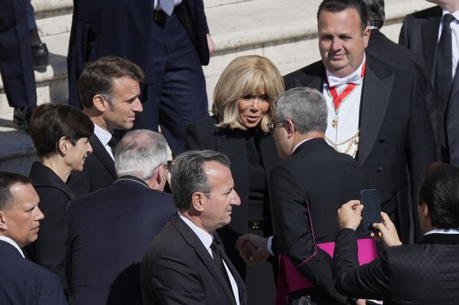 Gafy polityków na pogrzebie papieża Franciszka! Telefony i stroje