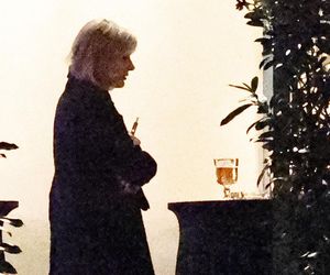 Anna Lewandowska w nocy pali elektryczne papierosy