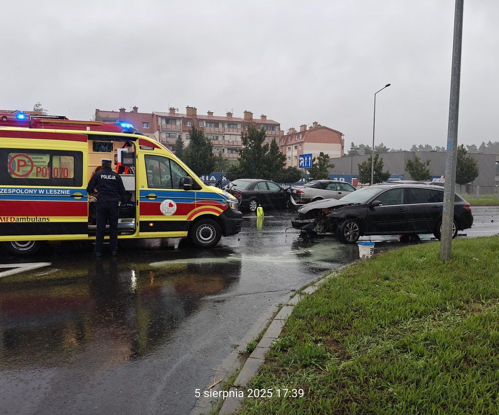 ​Karambol w deszczu przy galerii