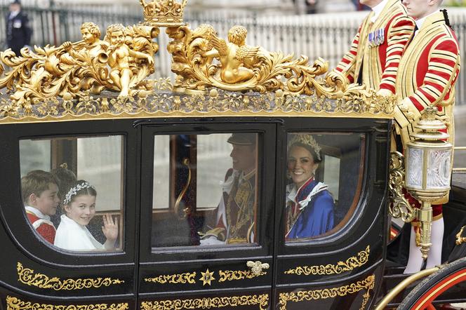 Księżniczka Charlotte i książę Louis na koronacji króla Karola III