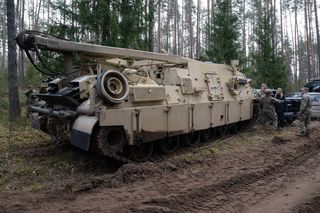 Akcja wyciągania amerykańskiego pojazdu z bagna na Litwie