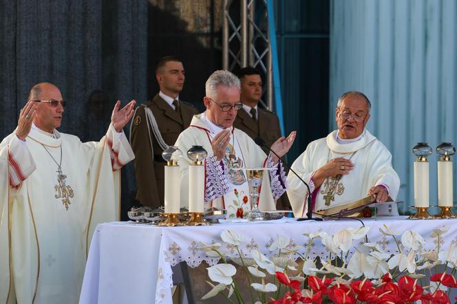 Uroczysta polowa msza święta i Apel Pamięci na pl. Krasińskich