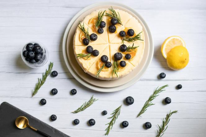 Cytrynowy sernik z jagodami – letni deser pełen smaku i aromatu