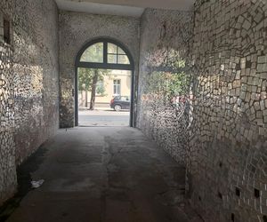 Bydgoszczanka w stolicy stworzyła palmę, a w Bydgoszczy magiczną lustrzaną bramę. Jak po latach wygląda ta instalacja? 