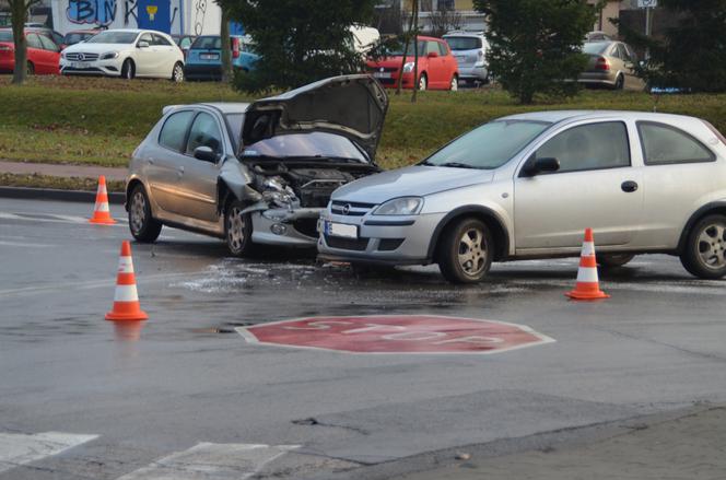 Wypadek na skrzyżowaniu Staszica i Okrzei. Dwie osoby w szpitalu