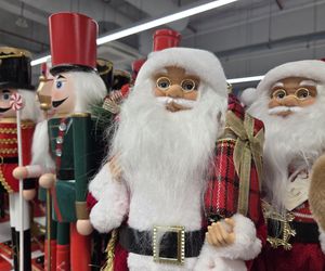 Lato się kończy, a w sklepach już święta Bożego Narodzenia. Klienci w szoku. To przesada!