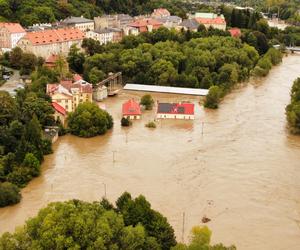 Powódź 2024 w Kłodzku. Miasto tonie, ogrom tragedii widać na zdjęciach z lotu ptaka