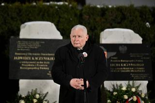 Prezes PiS pod więzieniem w Radomiu. Wcześniej czcił pamięć po matce