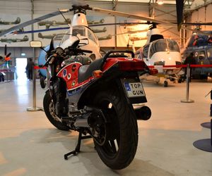 To nie lada gratka dla miłośników filmu „Top Gun”. Do Muzeum Sił Powietrznych w Dęblinie trafił motocykl KAWASAKI GPz 900R NINJA, na którym w tym kultowym filmie jeździł Tom Cruise!