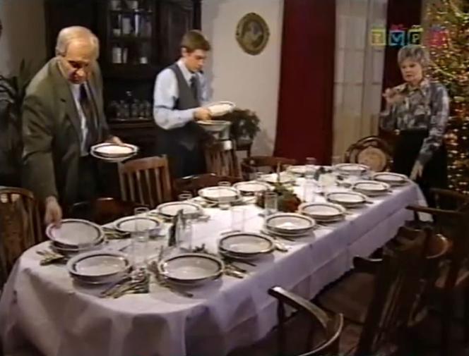 Władysław Lubicz (Zygmunt Kęstowicz) rozkłada z bliskimi nakrycia