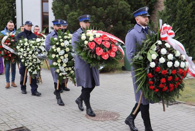 Tarnów. Policjanci pożegnali mł. asp. Artura Tomczaka. Trębacz zagrał wzruszający utwór
