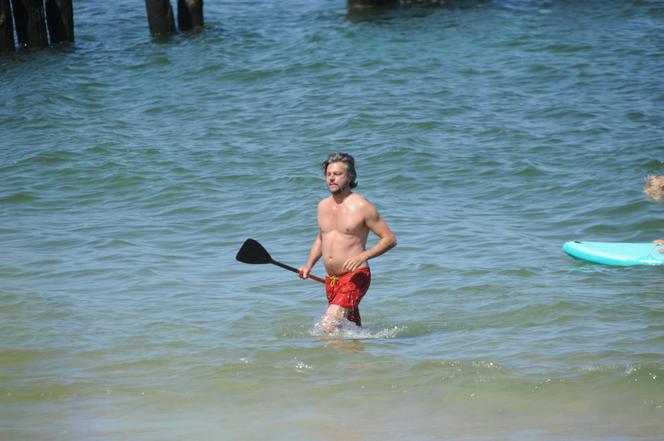 Olivier Janiak jak David Hasselhoff na plaży nad Bałtykiem
