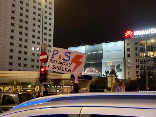 Rondo de Gaulla w Warszawie: Trwa Ogólnopolski Strajk Kobiet