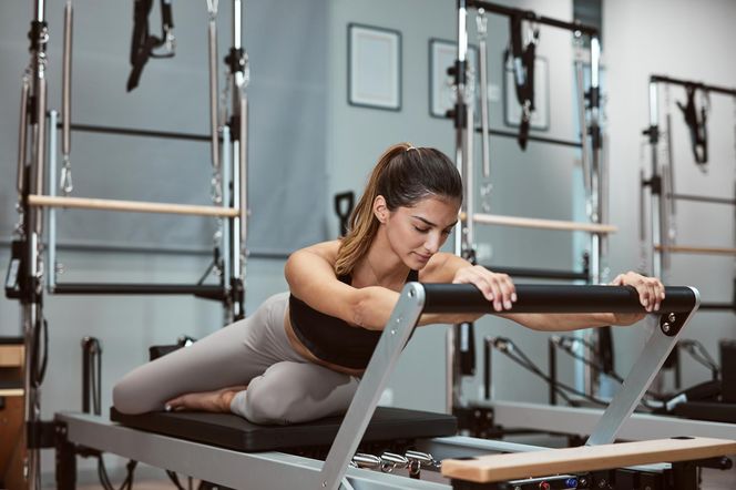 Czym różni się pilates na macie od reformera? Poznaj kluczowe różnice w treningu