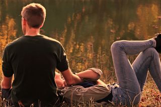 Usłyszała krzyki kobiety i wezwała policję. 24-latka kopulowała z mężczyzną na chodniku!