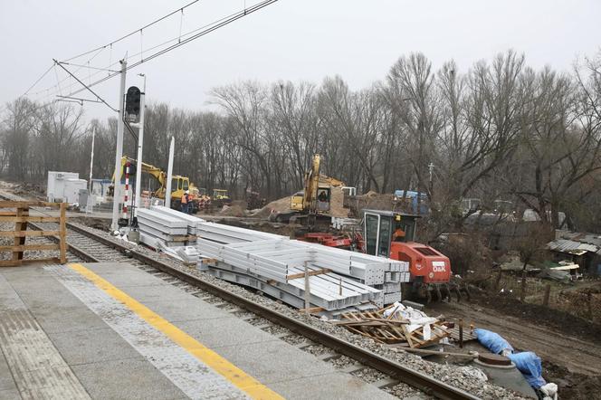 Dojście do nowej stacji przez błoto i plac budowy. PKP Warszawa Grochów jak tor przeszkód 