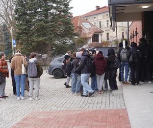 Tłumy na otwarciu kebaba Piri-Piri w Olsztynie. Nie można było się ruszyć, ludzie pchali się jak szaleni [ZDJĘCIA]