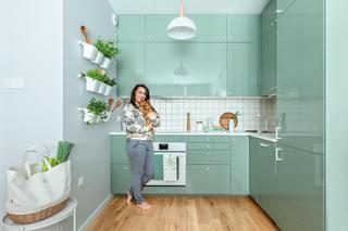 Zielona kuchnia w stylu hygge to projekt właścicielki. Jej dumą jest miniogródek na ścianie