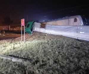 Łódź. Wypadek na przejeździe kolejowym. Tir zderzył się z pociągiem towarowym [ZDJĘCIA].