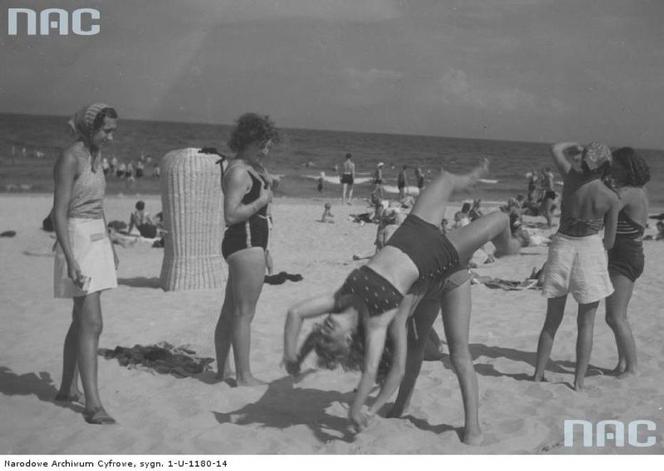 Plażowa moda sprzed lat. Tak wypoczywały nad morzem poprzednie pokolenia [ZDJĘCIA ARCHIWALNE]