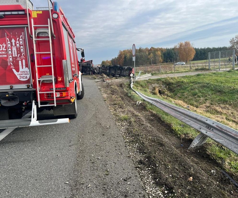 Groźne zdarzenie na A4 koło Tarnowa. Cysterna wylądowała w rowie