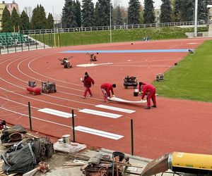 Ostatnie dni remontu stadionu w Starachowicach. Na bieżni pojwiły się tory