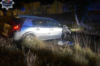 Rajd pijanego kierowcy zakończony na drzewie. Miał prawie 2,5 promila