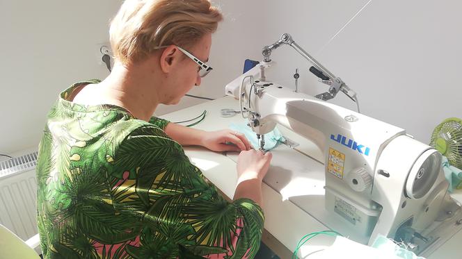 Koronawirus w Polsce. Radomianka szyje maseczki, bo chce pomóc innym [WIDEO, ZDJĘCIA]