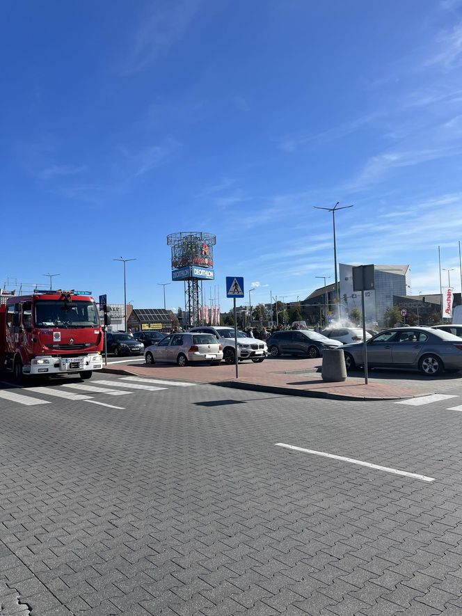 Pożar BMW pod Atrium Copernicus w Toruniu