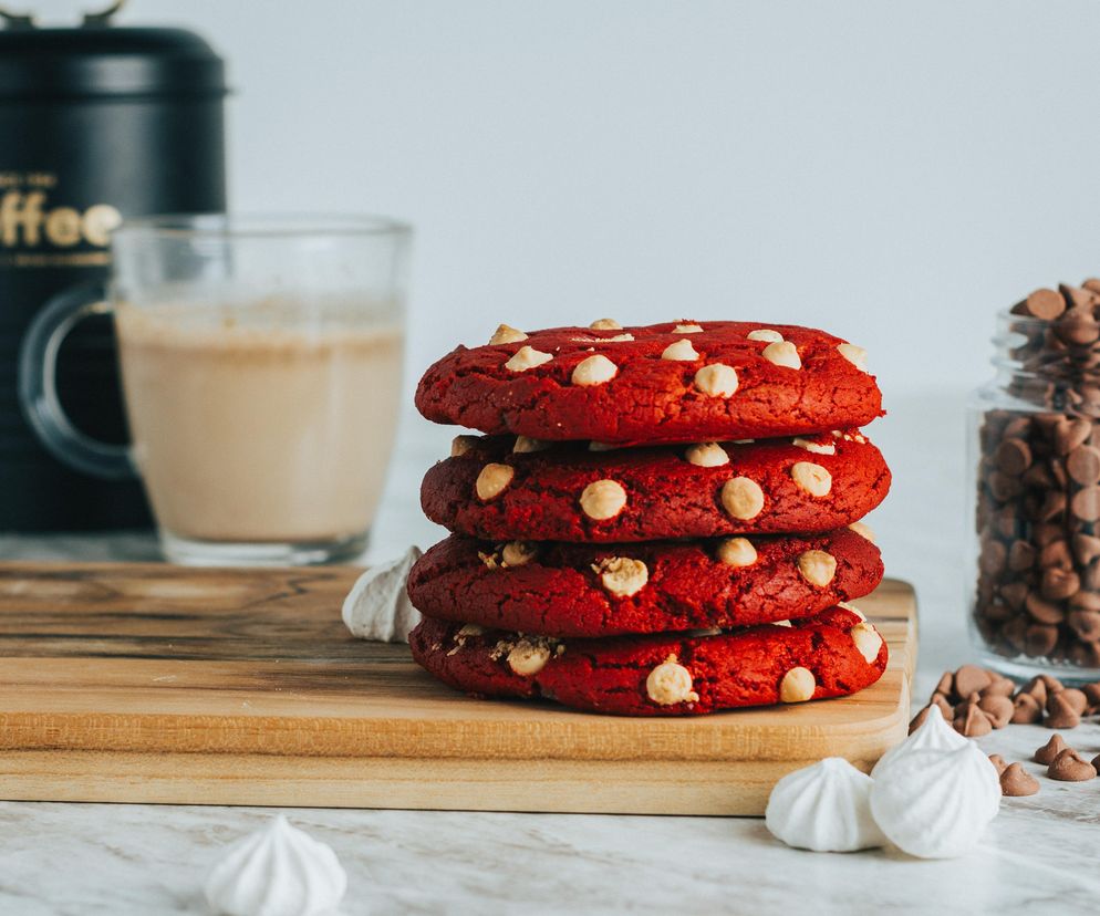 Ciasteczka red velvet to dobry wybór na słodką przerwę. Zza oceanem są hitem