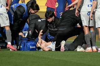 Barcelona - Deportivo: Zwieźli piłkarza na noszach po groźnym zderzeniu