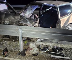 Tragiczny wypadek w Zakroczymiu: Czołowe zderzenie busa z fiatem. Kierowca zakleszczony