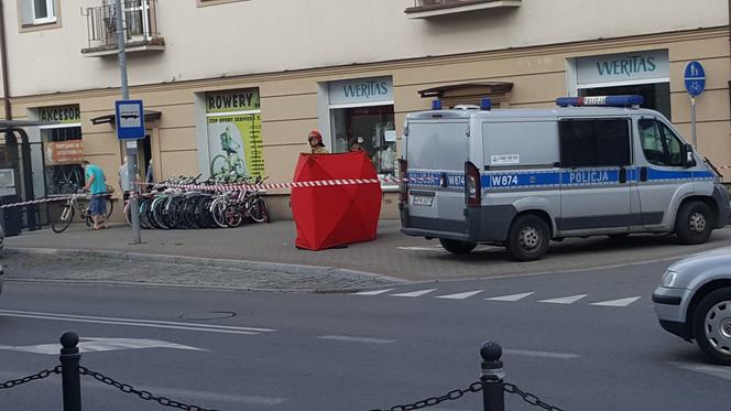 Tragiczny wypadek w centrum Szczecinka. Mężczyzna wypadł z balkonu