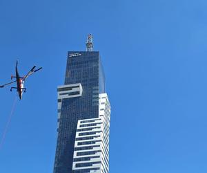 Montaż iglicy na Olszynki Park z użyciem helikoptera