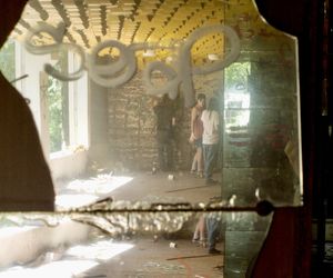 Czyszczenie mozaiki w Kiekrzu z bazgrołów