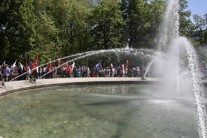 Święto Pracy w Warszawie. Przemaszerowali pod hasłem  "Chcemy Europy Socjalnej!"