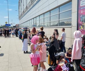 Pyrkon 2025. Tłumy uczestników przed MTP  
