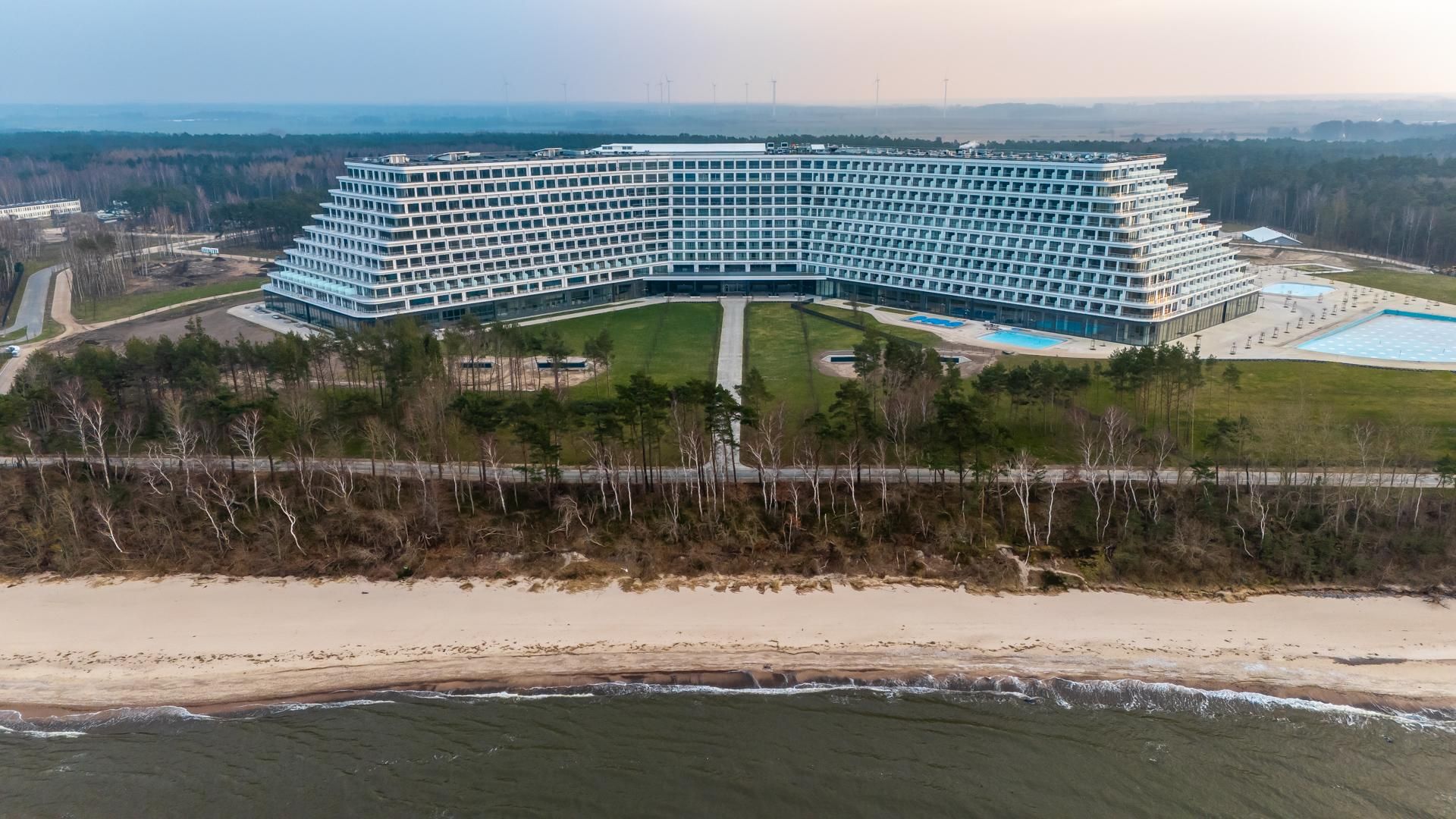 Hotel Gołębiewski w Pobierowie przypomina z daleka ogromny okręt pasażerski