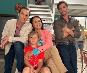 M jak miłość na planie odc. 1829. Olek (Maurycy Popiel), Aleksandra (Małgorzata Pieczyńska), Szymek (Staś Szczypiński), Marcin (Mikołaj Roznerski)