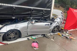 Mercedes wbił się w naczepę ciężarówki. Jedna osoba nie żyje, dwie są ranne 